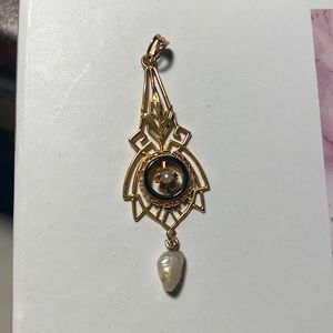 10 kt gold lavalier pendant with pearls, 1 1/2"